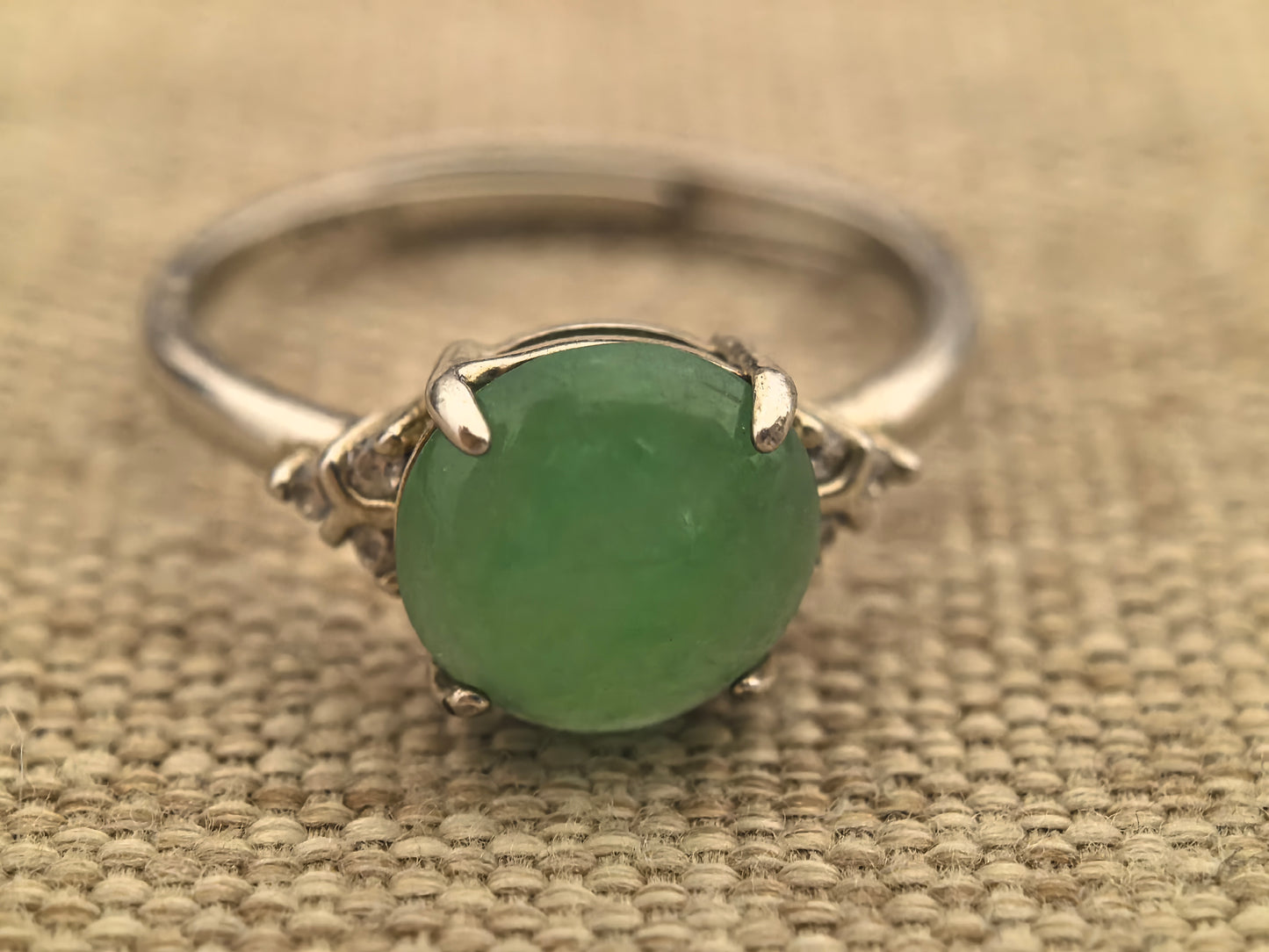 Natural Grade-A Silver-Set Glutinous Vivid Green Jadeite Cabochon Ring · Burmese Jade