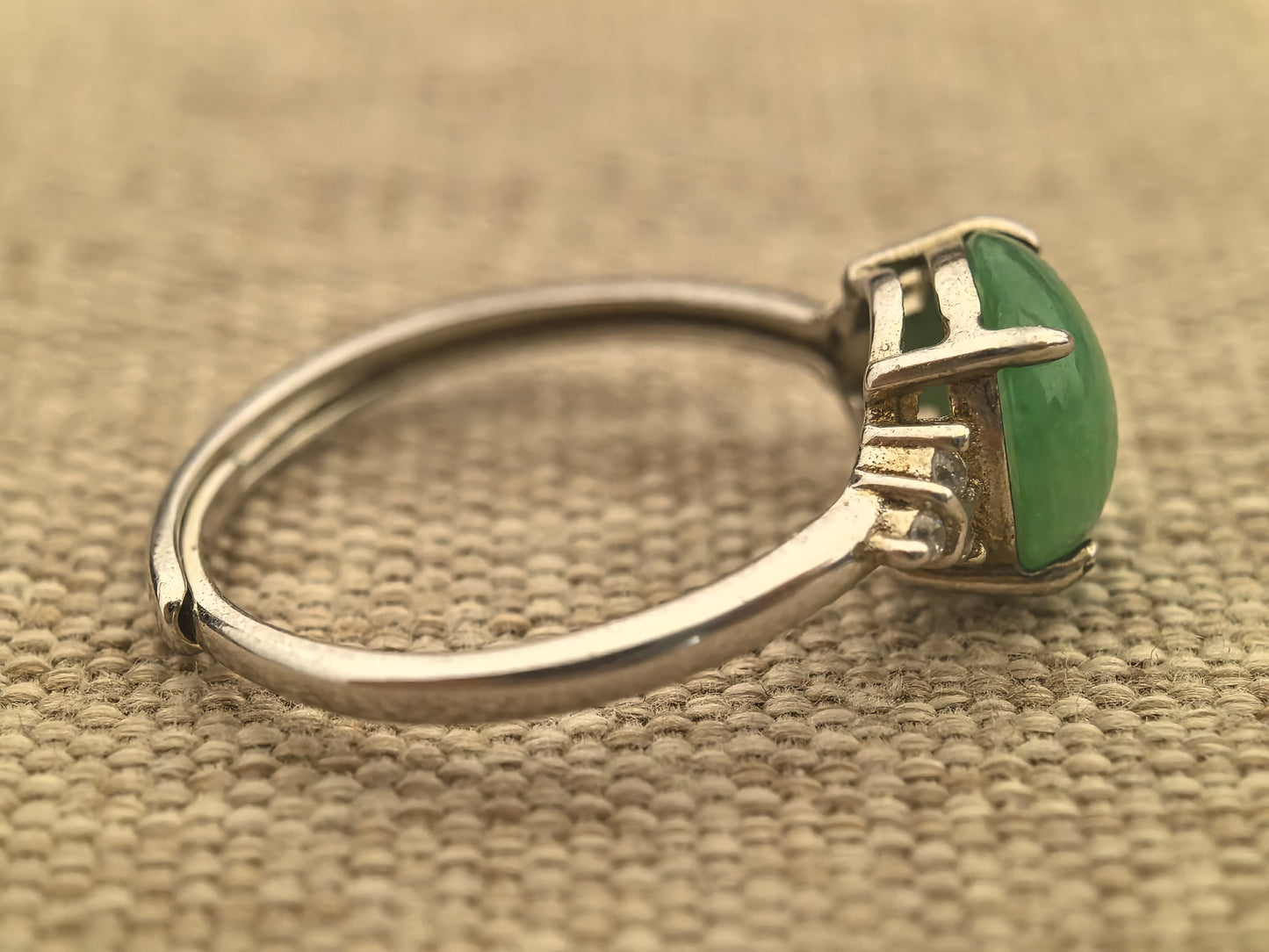 Natural Grade-A Silver-Set Glutinous Vivid Green Jadeite Cabochon Ring · Burmese Jade