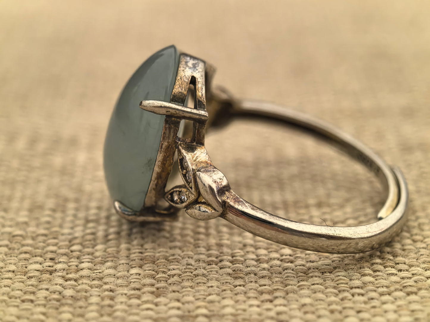 Natural Grade-A Silver-Set Glutinous Lake Green Jadeite Oval Ring · Burmese Jadeite