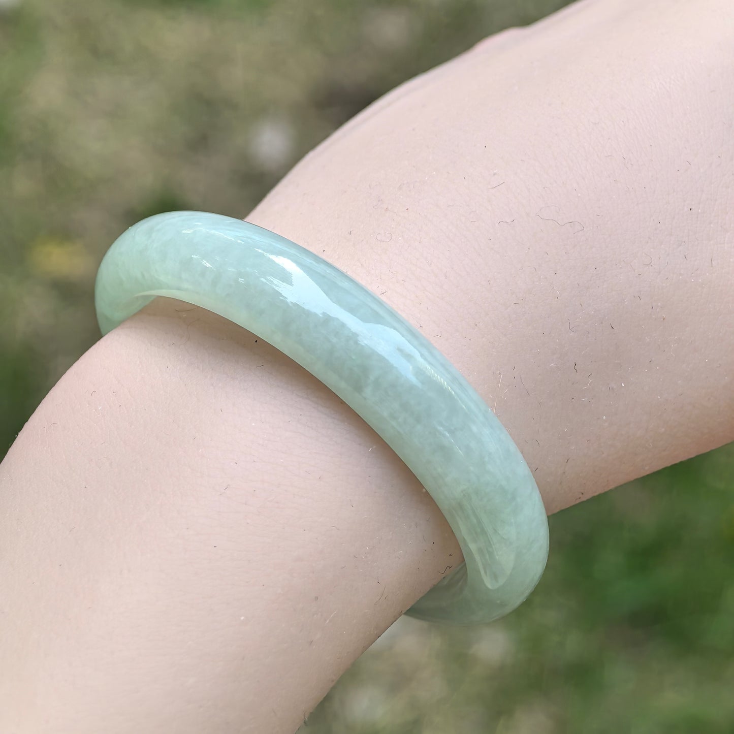 Natural Grade-A Jadeite Oval Bangle – Pale Green Glutinous · Burmese Jade 51mm