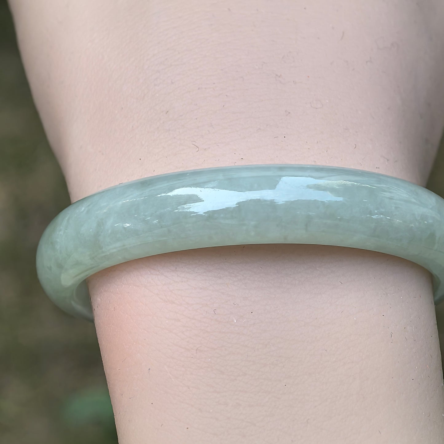 Natural Grade-A Jadeite Oval Bangle – Pale Green Glutinous · Burmese Jade 51mm