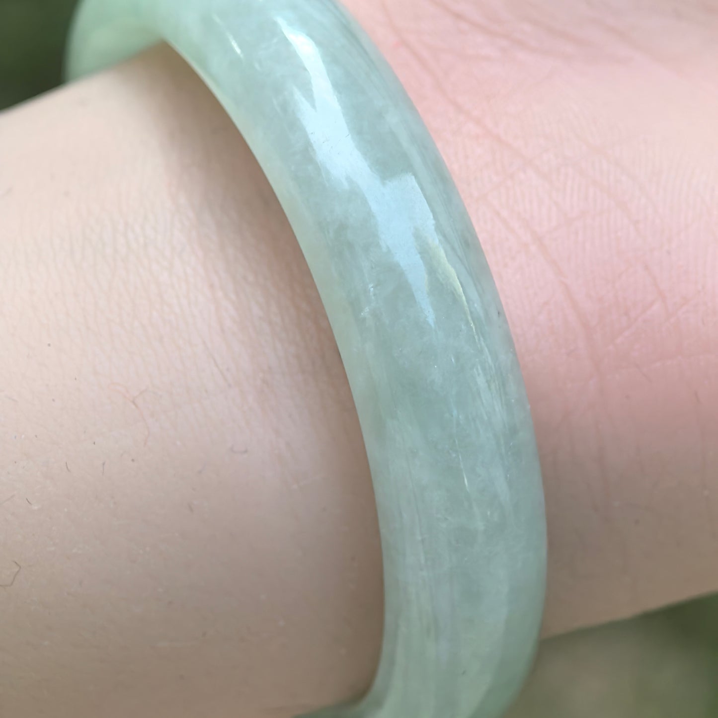 Natural Grade-A Jadeite Oval Bangle – Pale Green Glutinous · Burmese Jade 51mm